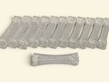 plusieurs morceaux de plastique argenté sont disposés sur une surface blanche