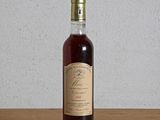 une bouteille d'alcool posée sur une table en bois