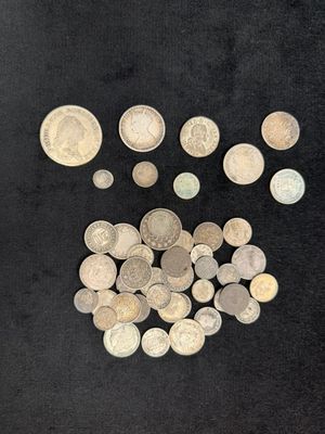 Plusieurs types de pièces sont éparpillées sur une surface noire