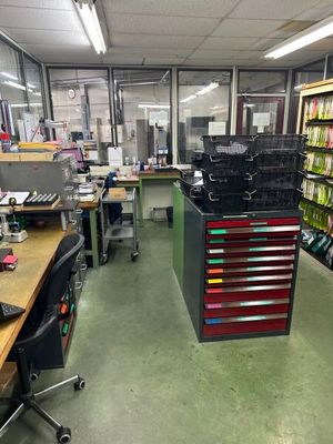 une photo d'une pièce avec de nombreux bureaux et de nombreuses étagères