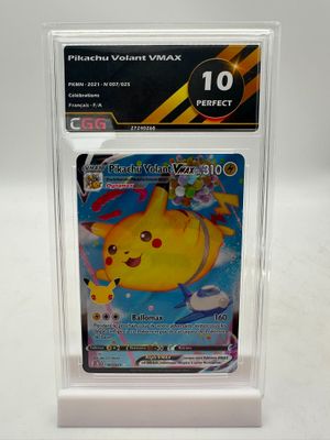 un gros plan d'une carte Pokémon dans une boîte transparente