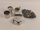 plusieurs objets en argent, notamment une coupe en argent, une cuillère en argent et un récipient en argent