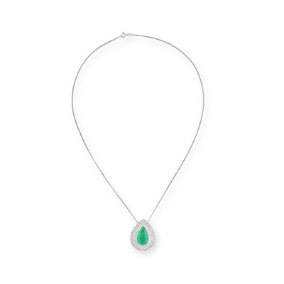 un collier avec un pendentif vert en forme de larme, monté sur une chaîne en argent