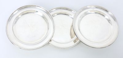 trois assiettes plaquées argent sur fond blanc