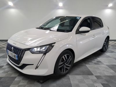 la voiture blanche est garée sur le sol à carreaux d'une pièce