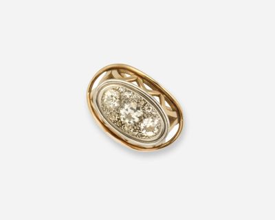 un gros plan d'une bague en or sertie d'une grosse pierre ovale