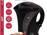 une image représentant une cafetière avec une tasse de café posée devant