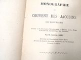 un livre ouvert sur lequel figure une image en noir et blanc