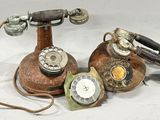 plusieurs vieux téléphones posés sur une table