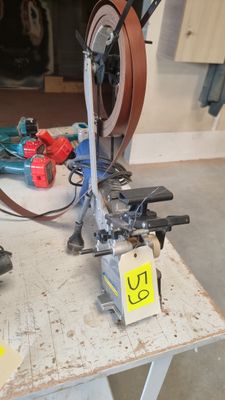 une machine posée sur une table
