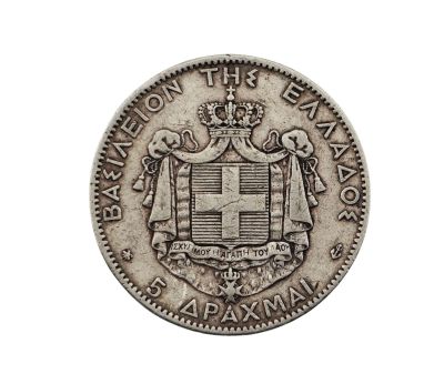 un gros plan d'une pièce d'argent sur laquelle figure un blason