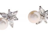 une paire de boucles d'oreilles en perles et diamants sur fond blanc