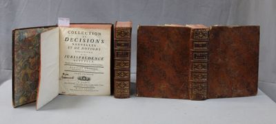 deux vieux livres posés l'un à côté de l'autre sur une table blanche