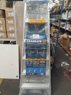 une photo d'un présentoir de produits d'entretien dans un magasin