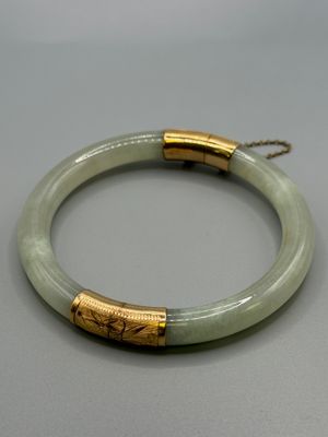 un gros plan d'un bracelet posé sur une table, avec une chaîne