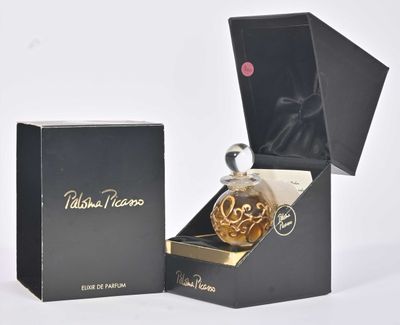 une image représentant une boîte noire contenant un flacon de parfum