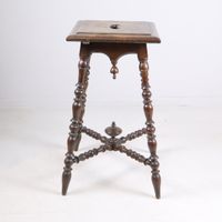 Tabouret en noyer ; les quatre pieds tournés reliés par une … (photo 3)