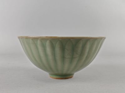 bol vert sur une table blanche, sur fond blanc