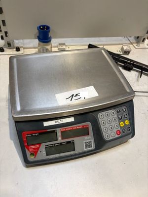 une image représentant une balance sur laquelle est posé un stylo