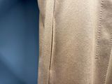 un gros plan sur le pantalon d'une personne, muni de boutons