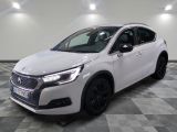 la voiture blanche est garée sur le sol à carreaux d'une pièce