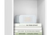 une étagère blanche sur laquelle sont posés des livres