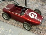 une petite voiture posée sur un tapis