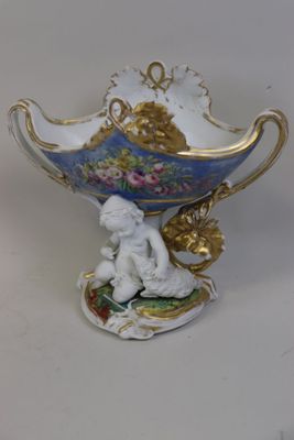 un bol bleu et blanc orné d'une statuette