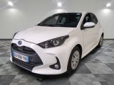 la toyota yaris blanche est garée sur un sol en damier