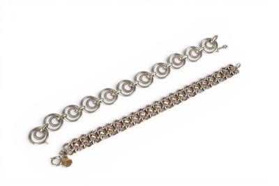 a close up of a chain with a clasp on a white background