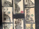 de nombreuses cartes qui ont été posées sur une table