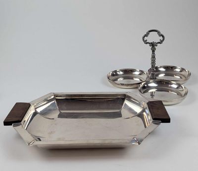 une assiette ancienne en argent avec un manche en bois et un plateau en métal avec un manche en bois