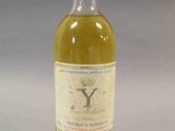 une bouteille de vin posée sur une table