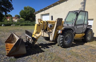 un tracteur garé devant un bâtiment