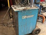 une machine bleue qui se trouve dans un garage