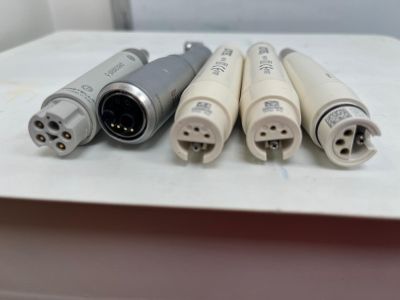 quatre types différents de fils électriques posés sur une table