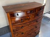 une commode en bois dans le coin d'une pièce