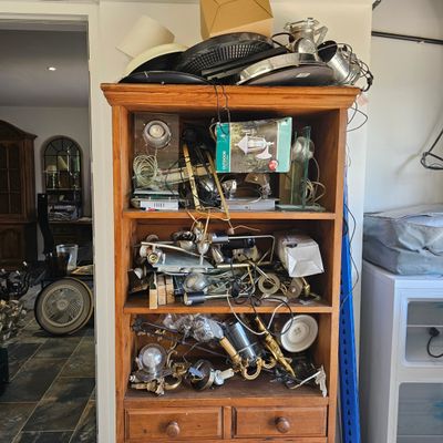 une grande armoire en bois sur laquelle sont posés de nombreux objets