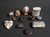 un grand nombre d'objets différents posés sur une table