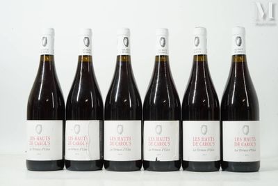 six bouteilles de vin sont alignées sur une table