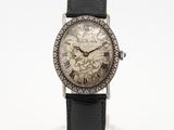 une montre posée sur un socle en verre