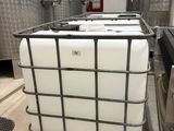un grand conteneur posé sur un chariot métallique