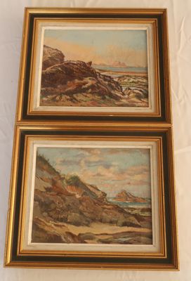 deux tableaux encadrés représentant une scène de plage avec des rochers et un plan d'eau