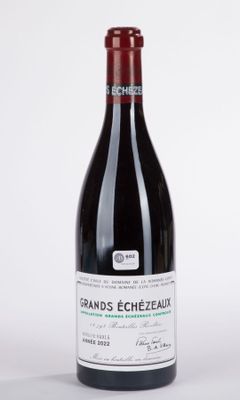 une bouteille de vin posée sur une table