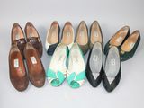Plusieurs paires de chaussures pour femmes sont alignées en rangée