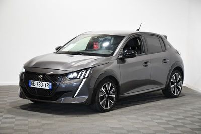 la voiture grise est garée sur le sol à carreaux d'une pièce