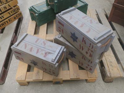 Plusieurs cartons sont empilés sur une palette dans un entrepôt