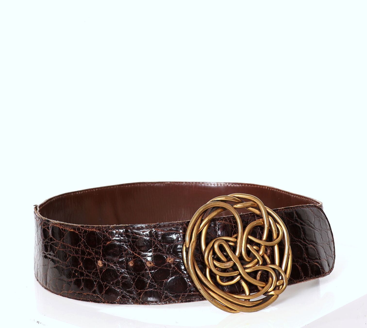 Pascal MORABITO, Paris. Ceinture en cuir, la boucle en métal doré de forme libre. Signée, sur la ceinture et sur la b...