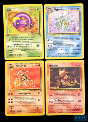 quatre cartes Pokémon différentes sur fond noir, avec un fond noir