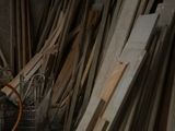 de nombreuses pièces de bois empilées dans une pièce